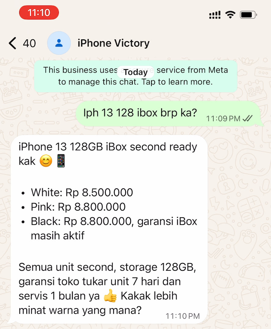 Tangkapan layar WhatsApp iPhone Victory: jam 11.09 malam pembeli menanyakan harga iPhone 13 128GB iBox, jam 11.10 AI menjawab tiga pilihan warna lengkap dengan harga dan garansi